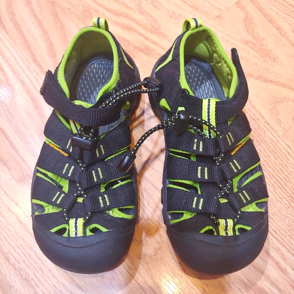 Boys Keen waterproof shoes Size 1